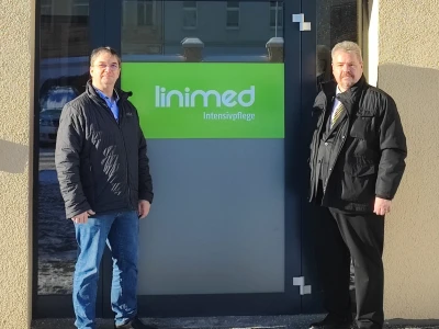 Guido Faßbender (l) und Frank Becwarsch vor der Linimed Intensivpflege in Greiz (Vortrag Locked-In-Syndrom)